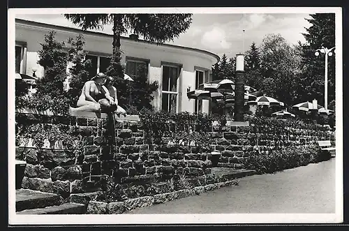 AK Villingen i. Schwarzwald, Zwei Frauen im Kurpark