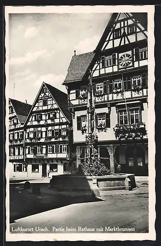 AK Urach, Partie beim Rathaus mit Marktbrunnen