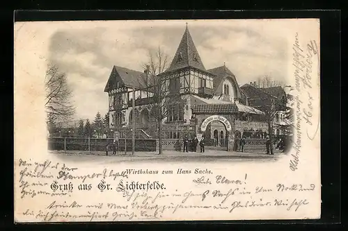 AK Berlin-Gr. Lichterfelde, Gaststätte Wirthshaus zum Hans Sachs, Strassenansicht mit Eingang und Herren-Trio