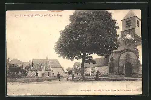 AK Changis-St-Jean, La Place et Eglise