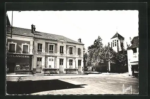 AK Montry, La place de la mairie et l`église