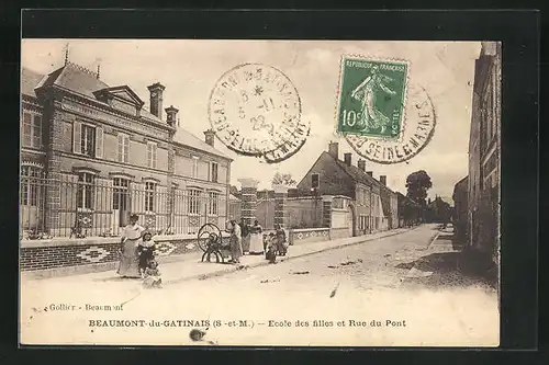 AK Beaumont-du-Gatinais, Ecole des filles et Rue du Pont