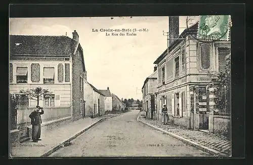 AK Croix-en-Brie, La Rue des Ecoles, Strassenpartie
