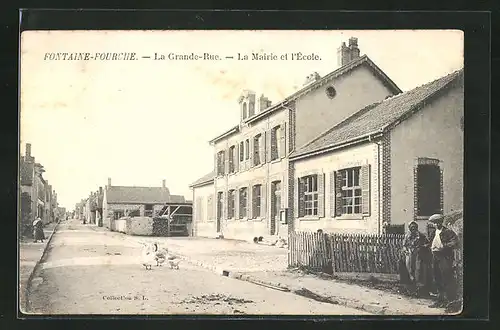 AK Fontaine-Fourches, La Grande-Rue, La Mairie et l`École