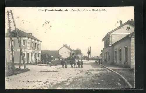 AK Flamboin Gouaix, Cour de la Gare et Hôtel de l`Est