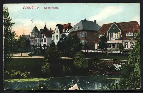 AK Flensburg, Roonstrasse mit Park und Teich