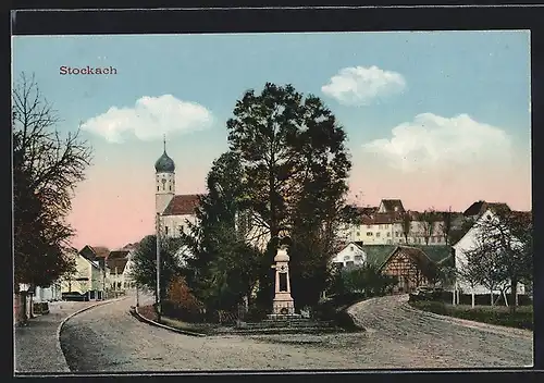 AK Stockach, Strassenpartie am Kriegerdenkmal, Blick zur Kirche