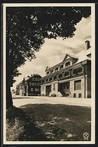 AK Höchenschwand / Schwarzw., Hotel Krone mit Strassenpartie, Bes. W. Hiener