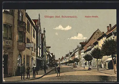 AK Villingen / Schwarzwald, Niedere Strasse mit Apotheke und Passanten