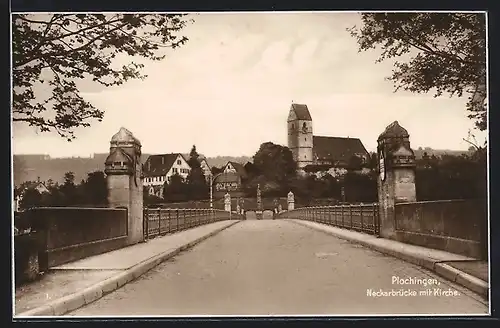 Foto-AK Plochingen, Strassenpartie mit der Nackarbrücke und Kirche im Hintergrund