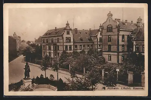 AK Mülheim, Kaserne im Ort mit Monument