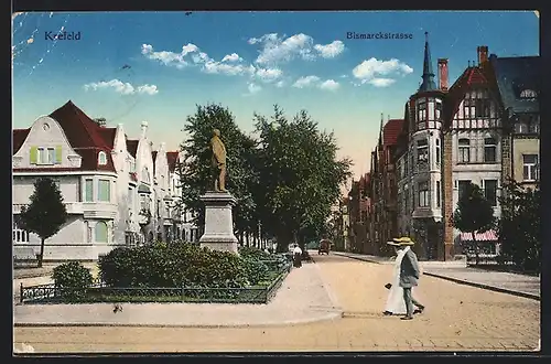 AK Krefeld, Bismarckstrasse mit Denkmal und Passanten