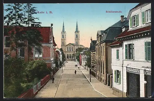 AK Lahr i. B., Schillerstrasse mit Blick zur Kirche