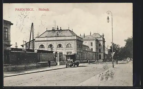 AK Pardubice, Nadrazi, Strassenpartie mit Bahnhof