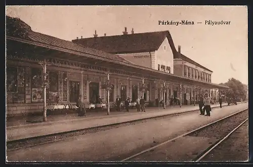 AK Párkány-Nána, Pályaudvar, Bahnhof mit Bahnsteig