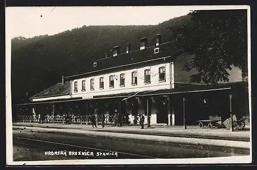 AK Hronska Breznica, Wartende Passagiere am Bahnhof