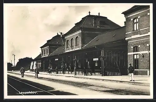AK Leopoldov, Wartende Passagiere am Bahnhof