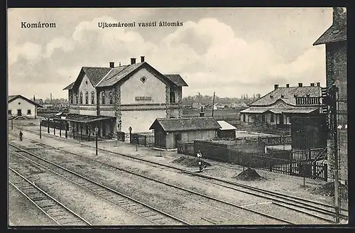 AK Komárom, Ujkomáromi vasuti allomas, Bahnhof von der Gleisseite
