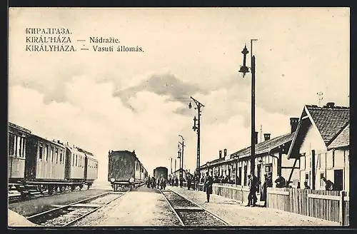 AK Királyháza, Vasuti állomás, Bahnhof mit haltenden Zügen