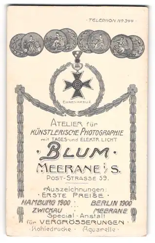 Fotografie Max Blum, Meerane i. S., Medaillen und Ehrenkreuz Orden über Anschrift des Ateliers