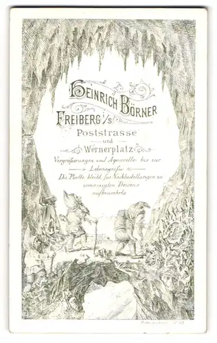 Fotografie Heirnich Börner, Freiberg i. S., Poststr., Zwerge in einer Kristallhöhle entdecken Plattenkamera
