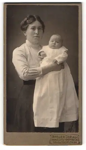 Fotografie Atelier Ideal, Hamburg-Barmbeck, Mutter mit Ihrem Kind auf dem Arm, Mutterglück