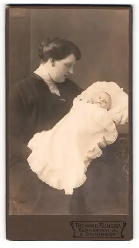 Fotografie Richard Klinger, Klingenthal i. S., junge Mutter hält ihr kleines Kind im Arm, Mutterglück