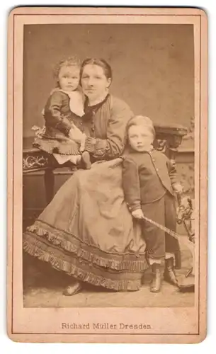 Fotografie Richard Müller, Dresden, junge Mutter mit ihren beiden Kindern in enger Pose, Mutterglück