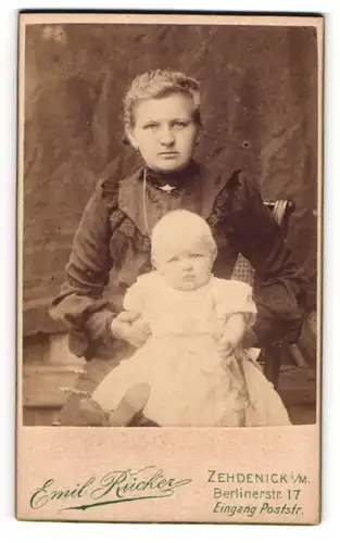 Fotografie Emil Rücker, Zehdenick i. M., junge Mutter mit ihrer kleinen Tochter auf dem Schoss, Mutterglück