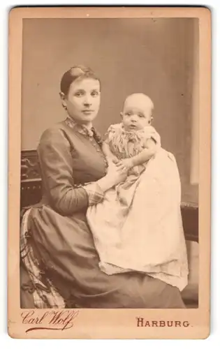 Fotografie Carl Wolf, Harburg, junge Mutter mit ihrem Neugeborenem auf dem Schoss, Mutterglück