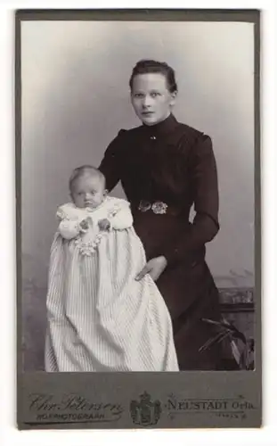 Fotografie Chr. Petersen, Neustadt / Orla, junge thüringische Mutter mit ihren Kleinkind im Arm, Mutterglück