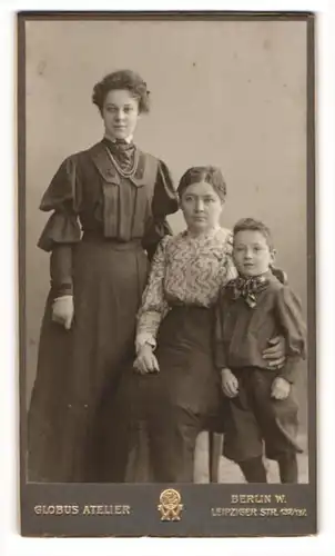 Fotografie Globus Atelier, Berlin, Mutter mit ihrer Erwachsenen Tochter und kleinem Bruder, Mutterglück