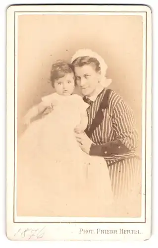 Fotografie Friedr. Hertel, Weimar, Mutter mit ihrem Sohn Egon von Haber, späterer Landrat und Oberregierungsrat Stettins