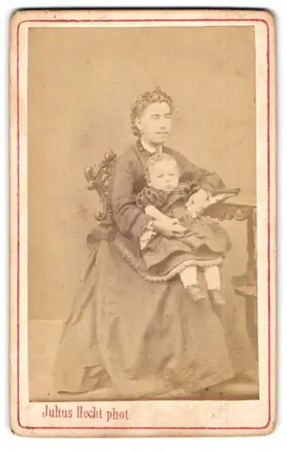 Fotografie Julius Hecht, Schöningen, junger Mutter mit ihrer Tochter auf dem Schoss, Mutterglück