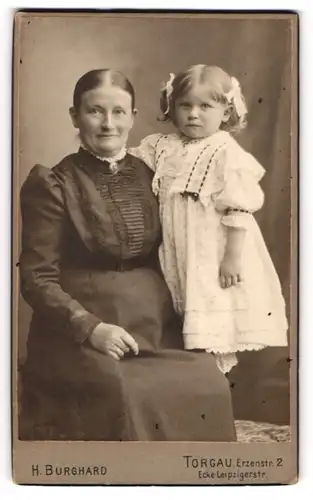 Fotografie H. Burghard, Torgau, stolze Grossmutter mit ihrer Enkeltochter samt Haarschleifen, Mutterglück
