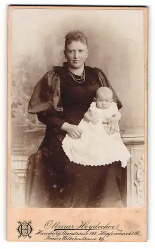 Fotografie Ottmar Heydecker, Hamburg, junge Mutter im schwarzen Kleid mit ihrem Kind auf dem Schoss, Mutterglück