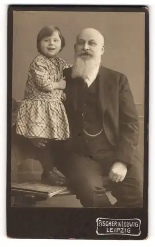 Fotografie Fischer & Ludwig, Leipzig, stolzer Grossvater im Anzug mit seiner Enkeltochter auf einer Bank