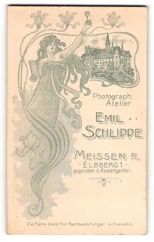 Fotografie Emil Schlippe, Meissen, Ansicht Meissen i. Sa., Blick nach der Albrechtsburg, Frau im Jugendstil mit Lupe