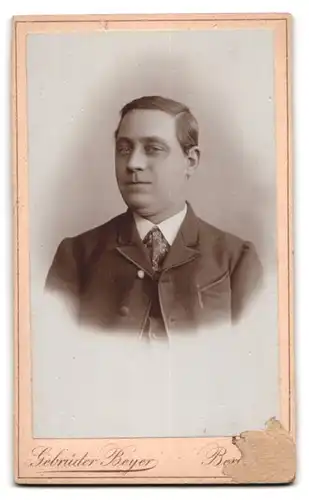 Fotografie Gebrüder Beyer, Berlin, Schönhauser Allee 6, Ansicht Berlin, die Front des Ateliers mit Aufschrift