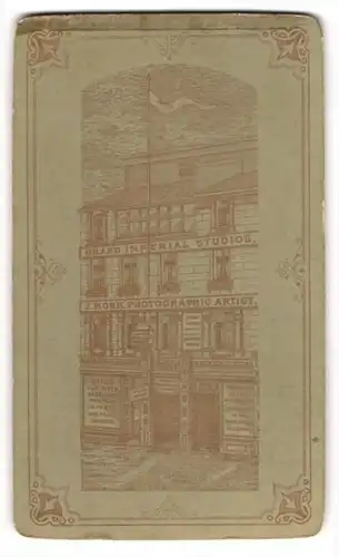 Fotografie J. Monk, Preston, 135 a Chruch Street, Ansicht Preston, Frontansicht des Ateliers mit Werbeaufschrift