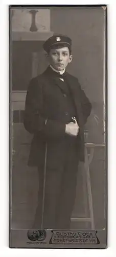 Fotografie Gustav Gock, Hohenwestedt i. H., junger Student im Anzug mit Flanierstock