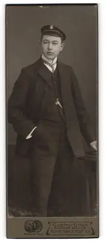 Fotografie Gustav Gock, Hohenwestest i. H., Student mit Schirmmütze im Anzug