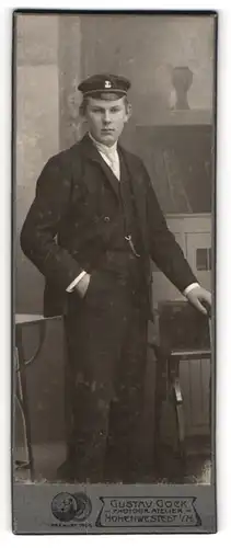 Fotografie Gustav Gock, Hohenwestedt i. H., junger Student im Anzug mit Schirmmütze samt Couleur