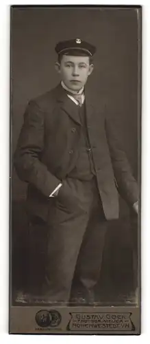 Fotografie Gustav Gock, Hohenwestedt i. H., junger Student im Anzug mit Schirmmütze