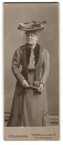 Fotografie H. Burghard, Torgau, Frau M. Prinz im Kleid mit breitem Hut, 1906