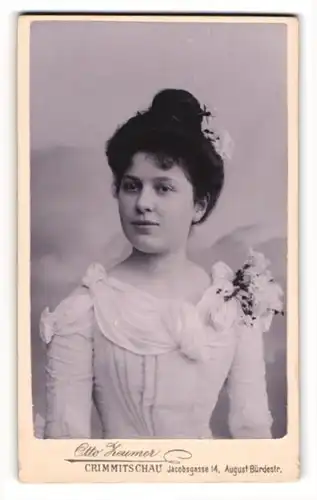Fotografie Otto Zeumer, Crimmitschau, Frau Müller im weissen Kleid mit Blumengesteck, 1902