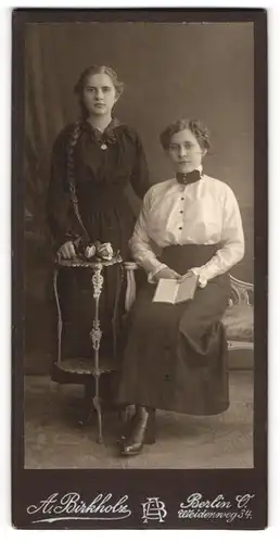 Fotografie A. Birkholz, Berlin, Mutter mit ihrer Tochter im dunklen Kleid und langem geflochtenem Zopf