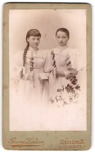 Fotografie Georg Lüders, Dresden, zwei junge Mädchen in weissen Kleidern, geflochtener Zopf, Konfirmation