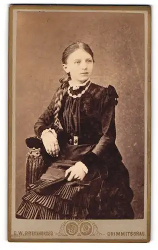 Fotografie C. W. Breitengross, Crimmitschau, junges Mädchen im Kleid mit geflochtenem Zopf über der Schulter