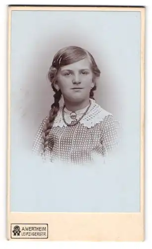 Fotografie A. Wertheim, Berlin, junges Mädchen im karierten Kleid mit geflochtenem Zopf und Perlenkette